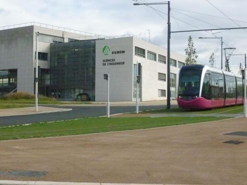 Ecole sup�rieure d'ing�nieurs recherche en mat�riaux et infotronique